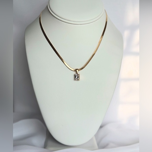 Elegant Gold Necklace with Cubic Zirconia Pendant - Picture 1 of 4